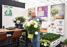 Lendert de Vos van Lendert de Vos met de Hydrangea paniculata ‘HYLV02 (Whitelight), een van de twee varieteiten die - buiten de beste nieuwigheid - door de jury met goud bekroond werd. Ook de varieteit Buddleja ‘SRPBUD989’ (Blue Sarah) van Kwekerij Lendert de Vos kreeg een gouden medaille. In Reewijk worden de planten veredeld en opgekweekt.